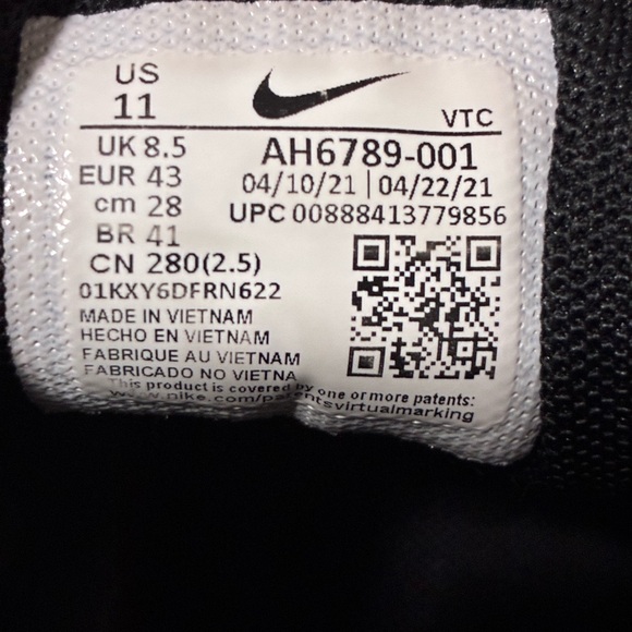 Nike Air Max Black and White Athletic Shoes - Picture 2 of 2